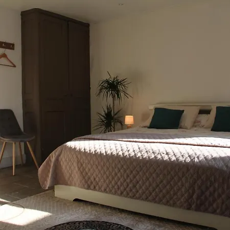 Bed & Breakfast La Cour D'enchère 3*